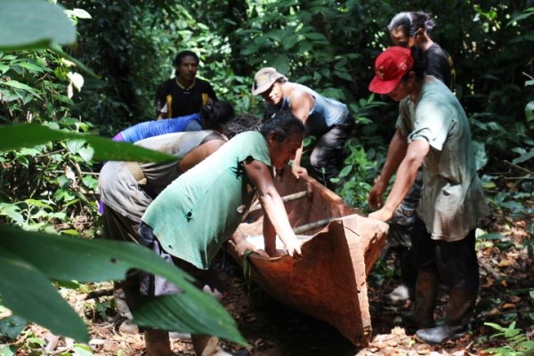 Viaje 4 Jovenes llevando un dory que vieen de fabricar en el monte